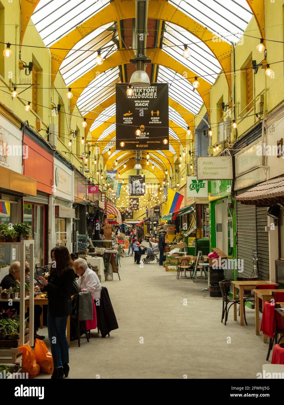 Brixton, Londres - 2021 mai : à l'intérieur du village de Brixton qui fait partie du marché de Brixton - une salle intérieure d'étals, de bars et de boutiques de cuisine du monde entier. Banque D'Images