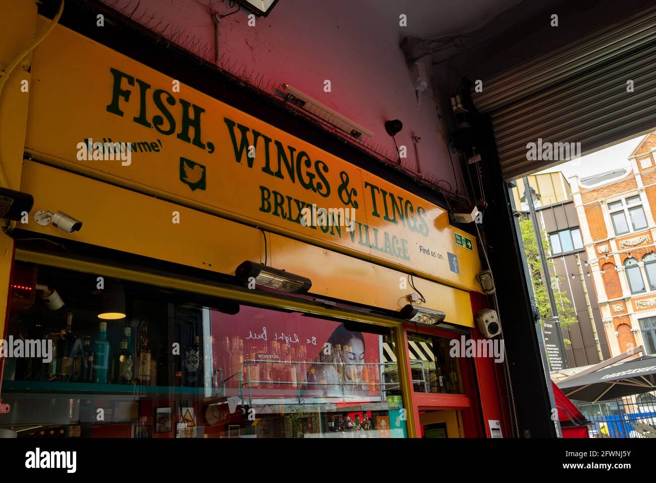 Brixton, Londres - 2021 mai : à l'intérieur du village de Brixton qui fait partie du marché de Brixton - une salle intérieure d'étals, de bars et de boutiques de cuisine du monde entier. Banque D'Images