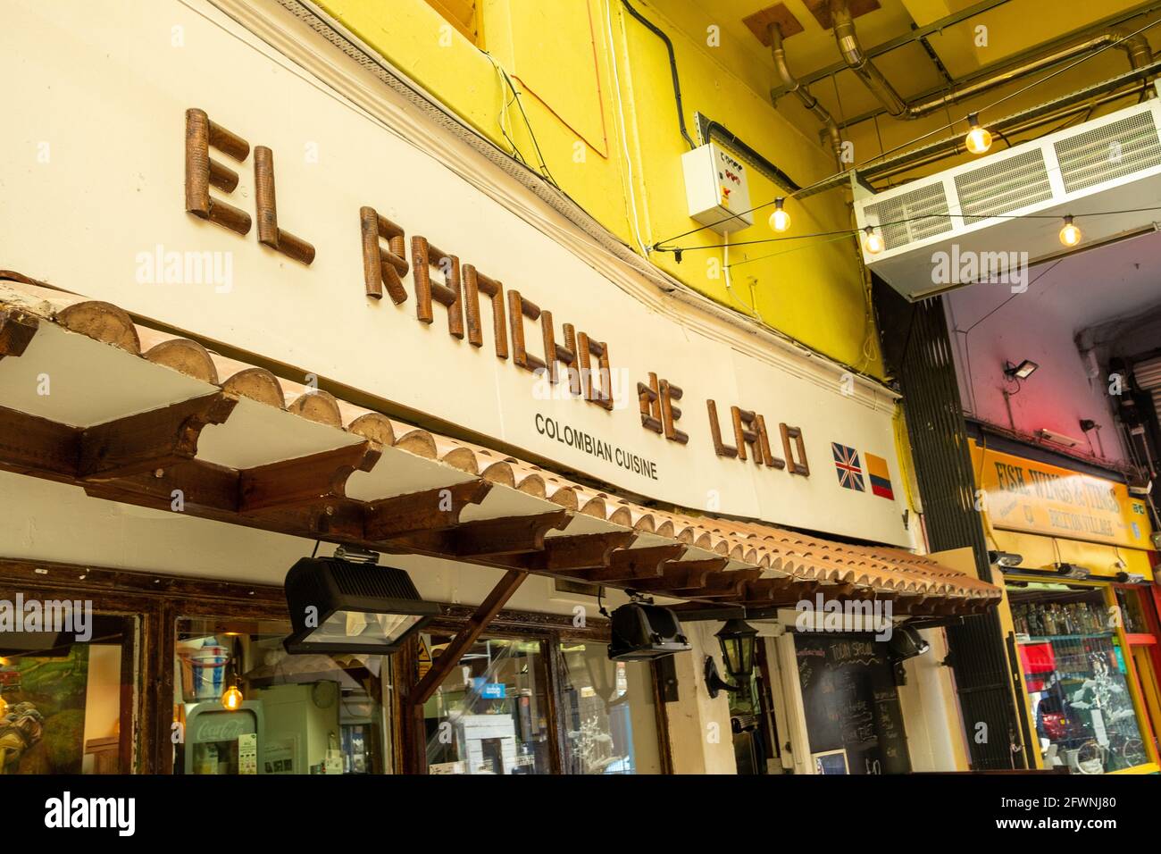 Brixton, Londres - 2021 mai : à l'intérieur du village de Brixton qui fait partie du marché de Brixton - une salle intérieure d'étals, de bars et de boutiques de cuisine du monde entier. Banque D'Images