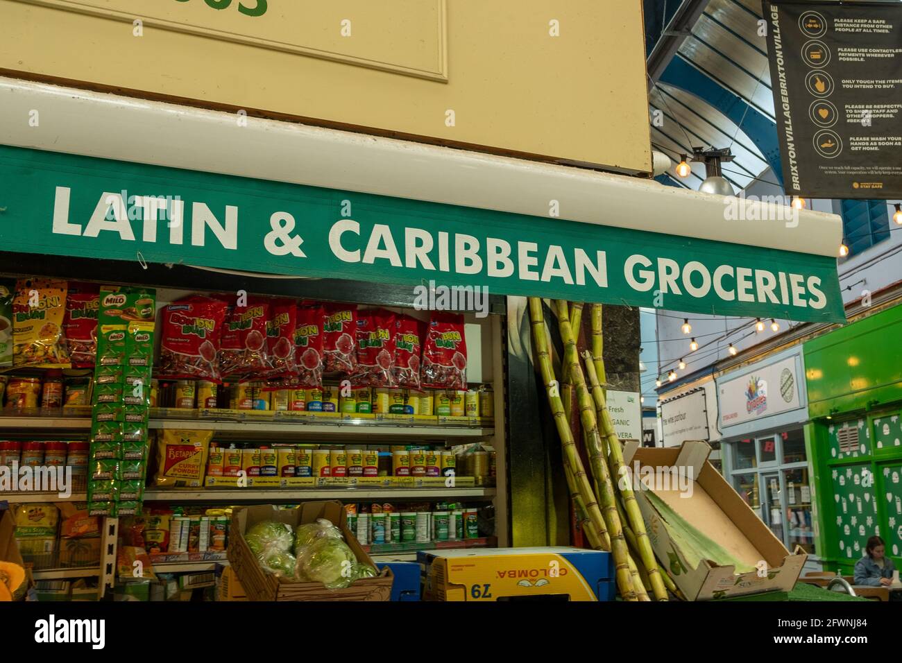 Brixton, Londres - 2021 mai : à l'intérieur du village de Brixton qui fait partie du marché de Brixton - une salle intérieure d'étals, de bars et de boutiques de cuisine du monde entier. Banque D'Images