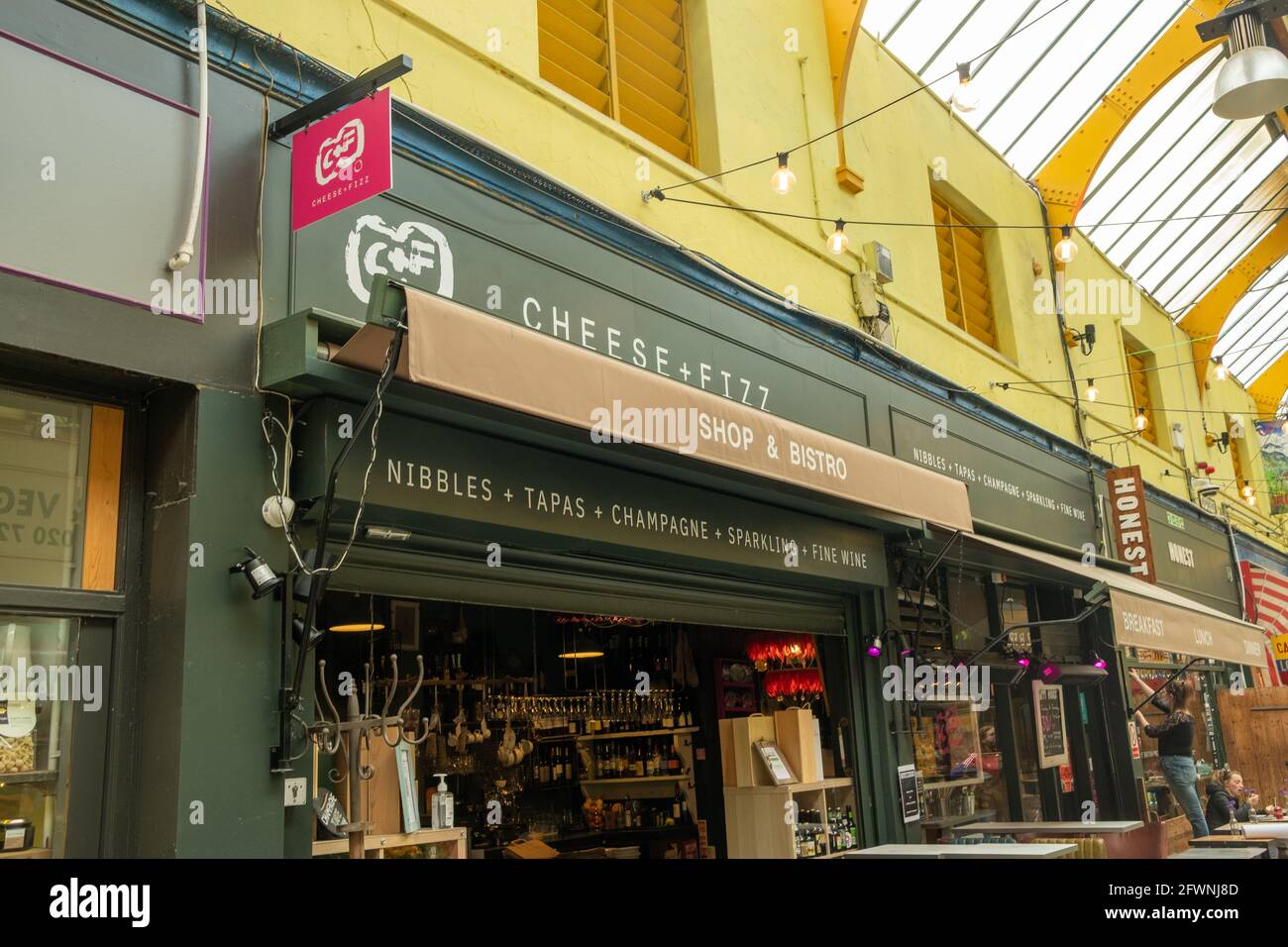 Brixton, Londres - 2021 mai : à l'intérieur du village de Brixton qui fait partie du marché de Brixton - une salle intérieure d'étals, de bars et de boutiques de cuisine du monde entier. Banque D'Images