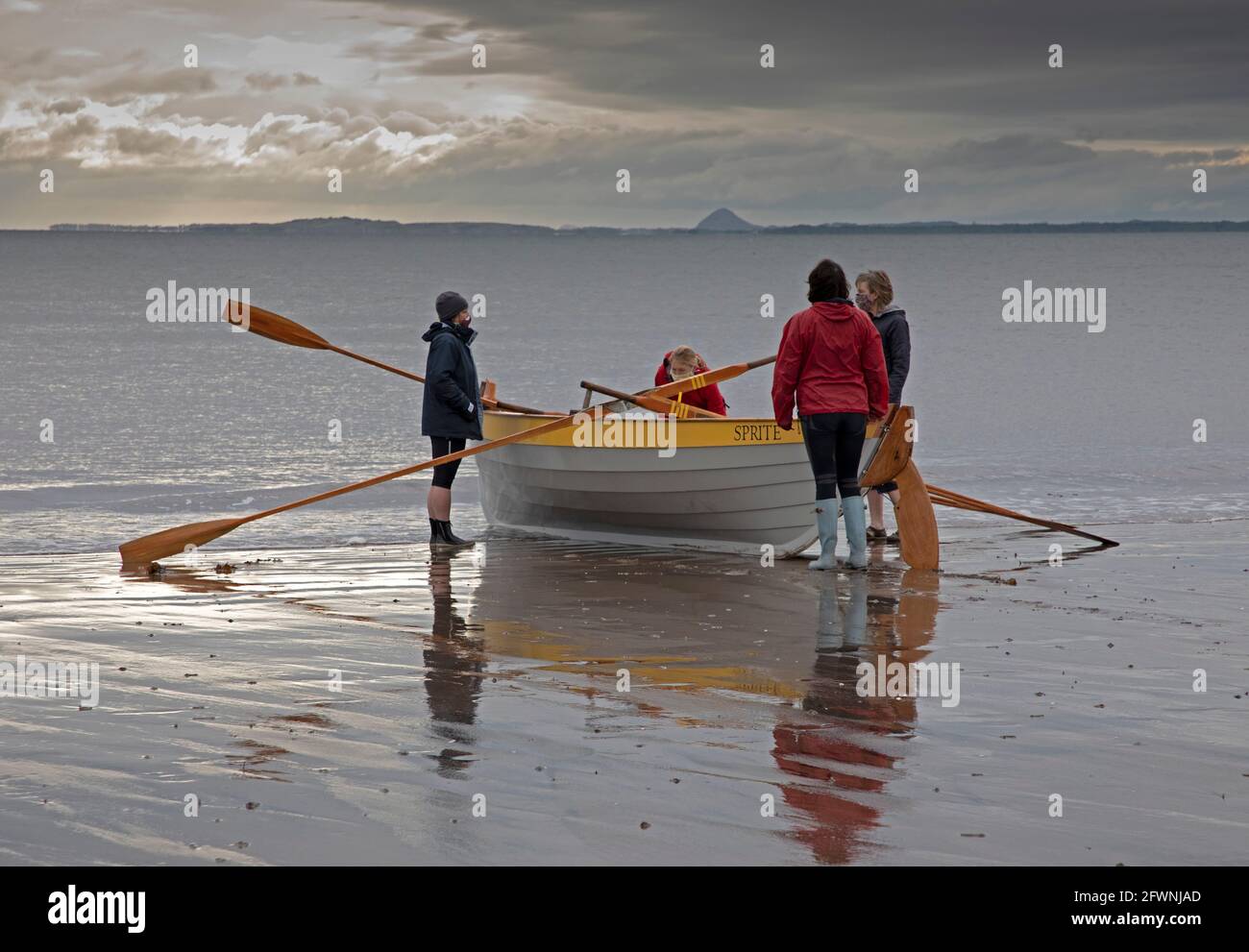 Portobello, Édimbourg, Écosse, météo britannique. 24 mai 2021. Matin nuageux pour l'équipage de la Sprite du Eastern amateur Coastal Rowing Club. Température a froid 6 degrés centigrades. SPRITE a été lancé pour la première fois en mai 2018 avec le financement de la Loterie nationale. L’objectif premier de l’EACRC est de développer le sport compétitif de l’aviron côtier. Crédit : Arch White/Alamy Live News. Banque D'Images