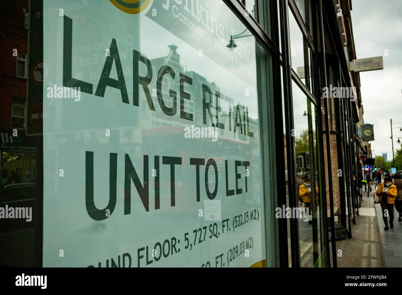 Londres- Mai 2021: Grande unité de détail à laisser signe sur la rue haute à Brixton, sud-ouest de Londres Banque D'Images