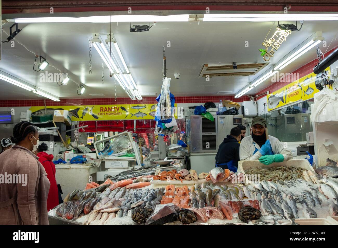 Brixton, Londres : mai 2021 : vendeurs de viande halal sur Electric Avenue à Brixton, au sud-ouest de Londres Banque D'Images