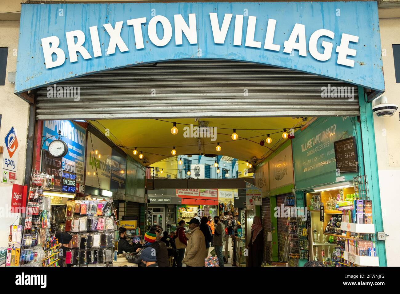 Brixton, Londres - 2021 mai : à l'intérieur du village de Brixton qui fait partie du marché de Brixton - une salle intérieure d'étals, de bars et de boutiques de cuisine du monde entier. Banque D'Images