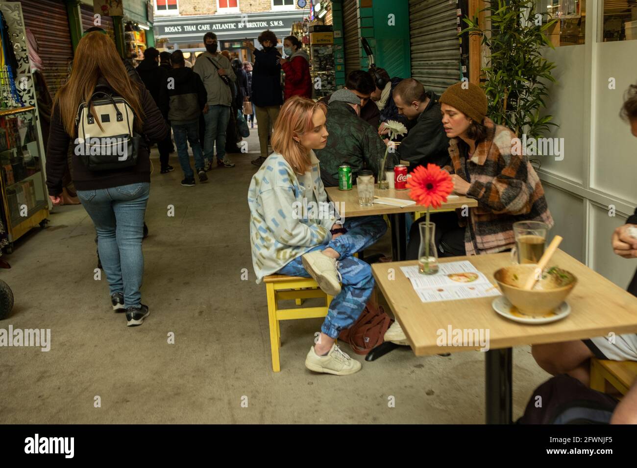 Brixton, Londres - 2021 mai : à l'intérieur du village de Brixton qui fait partie du marché de Brixton - une salle intérieure d'étals, de bars et de boutiques de cuisine du monde entier. Banque D'Images