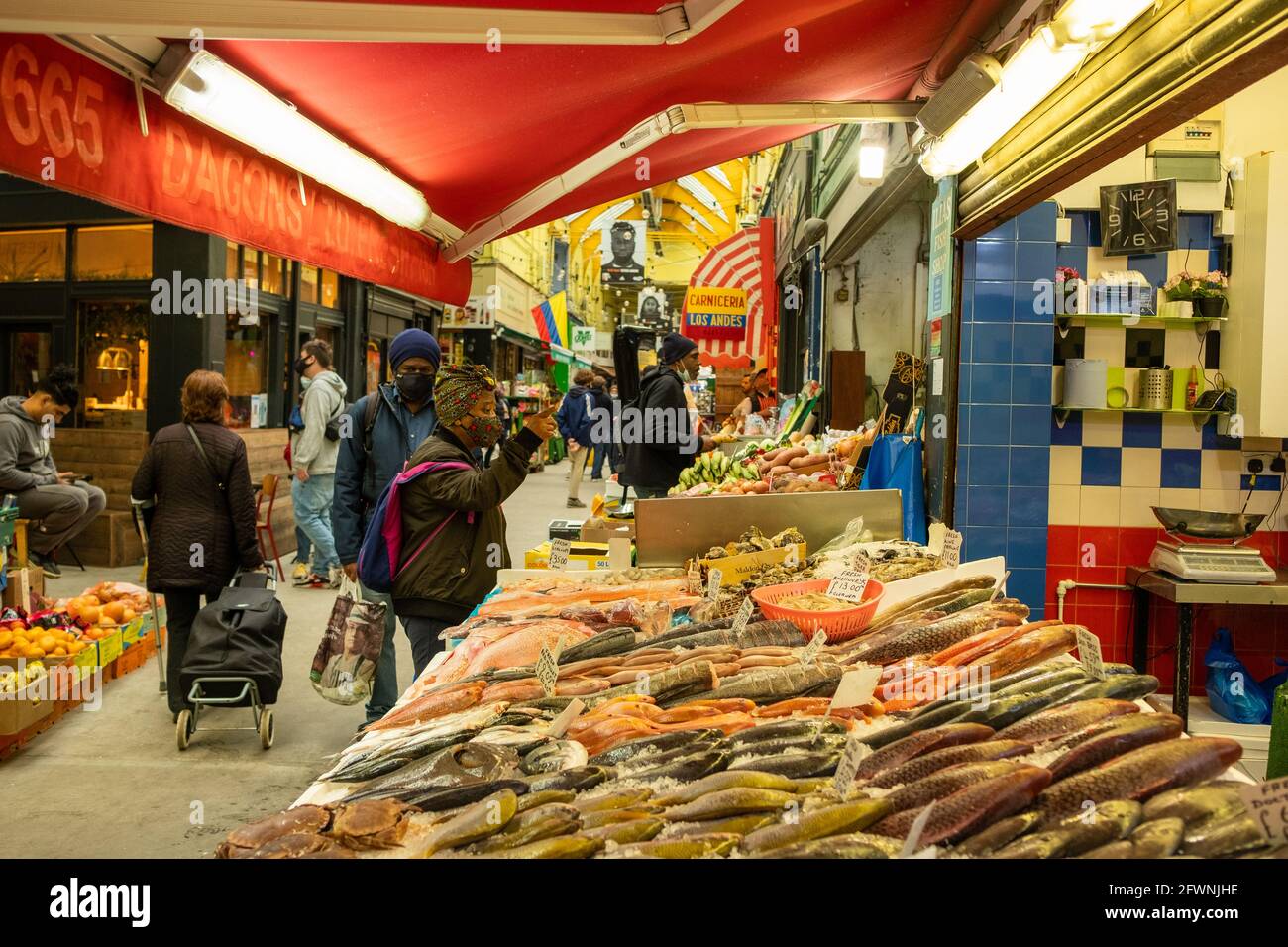 Brixton, Londres - 2021 mai : à l'intérieur du village de Brixton qui fait partie du marché de Brixton - une salle intérieure d'étals, de bars et de boutiques de cuisine du monde entier. Banque D'Images