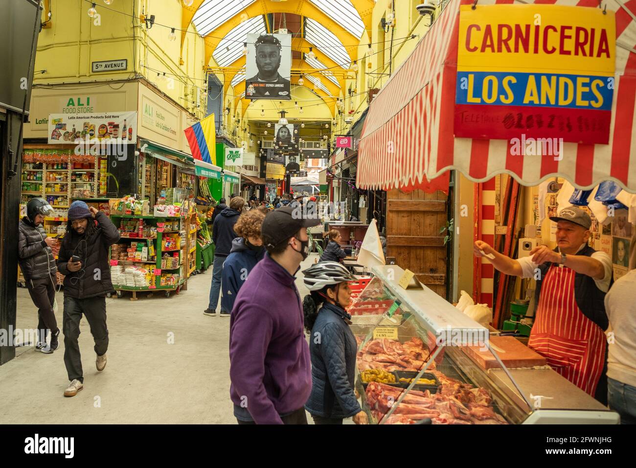 Brixton, Londres - 2021 mai : à l'intérieur du village de Brixton qui fait partie du marché de Brixton - une salle intérieure d'étals, de bars et de boutiques de cuisine du monde entier. Banque D'Images