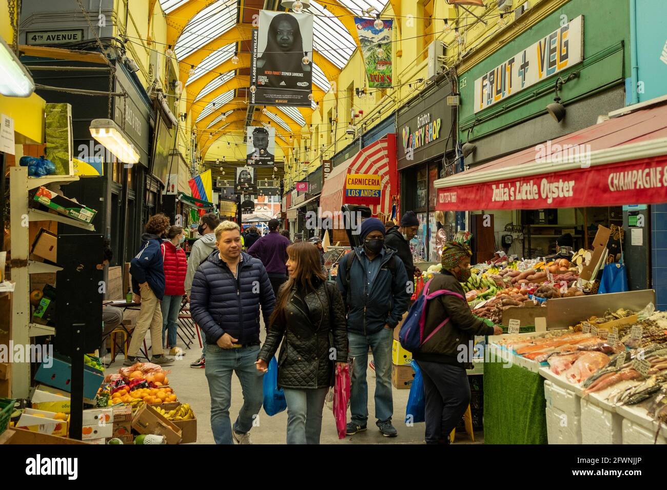 Brixton, Londres - 2021 mai : à l'intérieur du village de Brixton qui fait partie du marché de Brixton - une salle intérieure d'étals, de bars et de boutiques de cuisine du monde entier. Banque D'Images