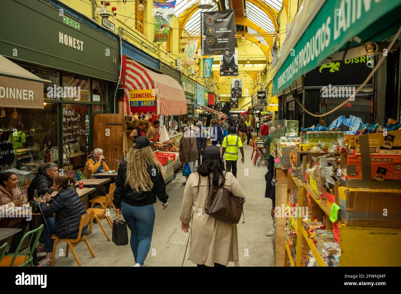 Brixton, Londres - 2021 mai : à l'intérieur du village de Brixton qui fait partie du marché de Brixton - une salle intérieure d'étals, de bars et de boutiques de cuisine du monde entier. Banque D'Images