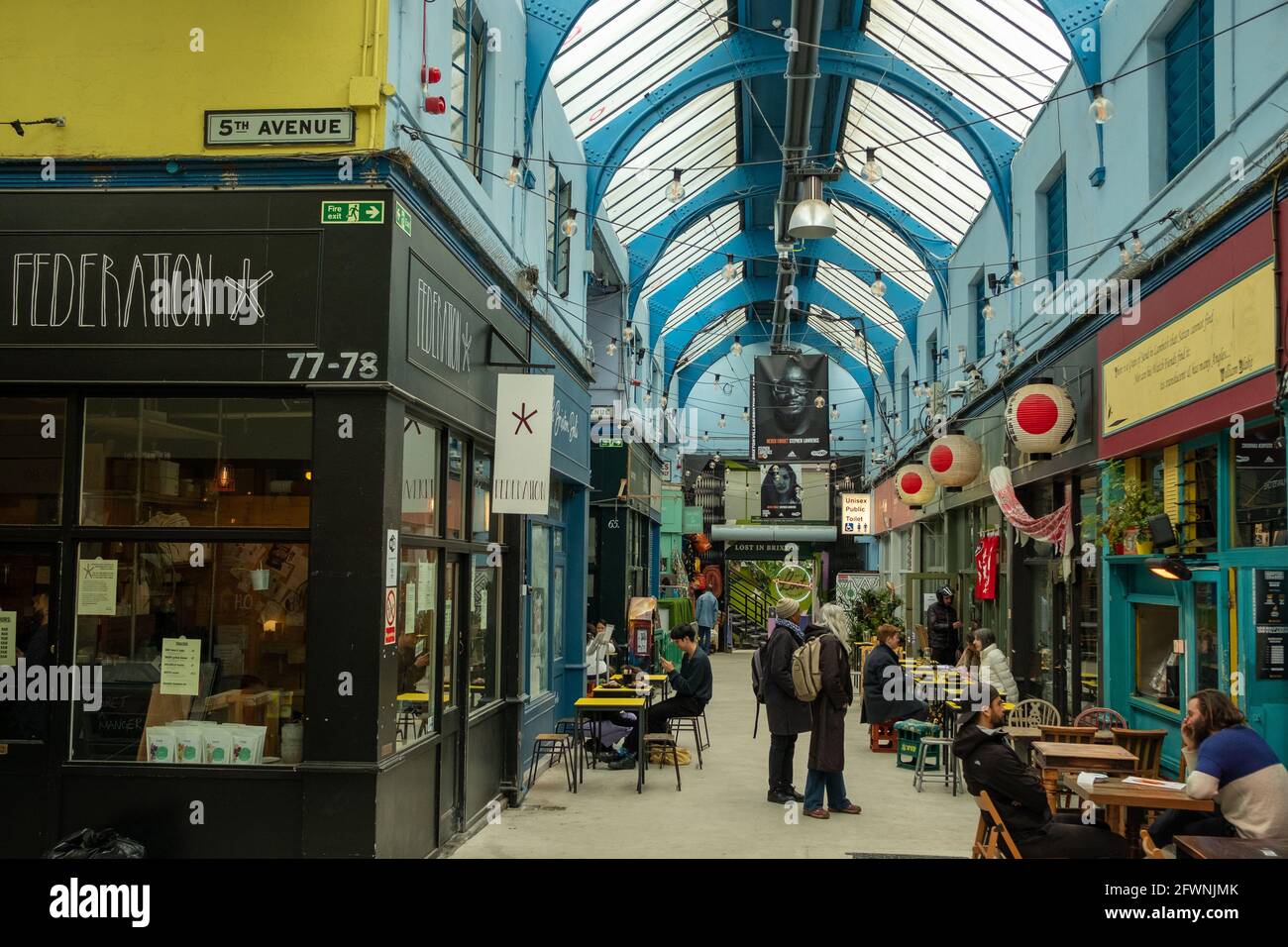 Brixton, Londres - 2021 mai : à l'intérieur du village de Brixton qui fait partie du marché de Brixton - une salle intérieure d'étals, de bars et de boutiques de cuisine du monde entier. Banque D'Images