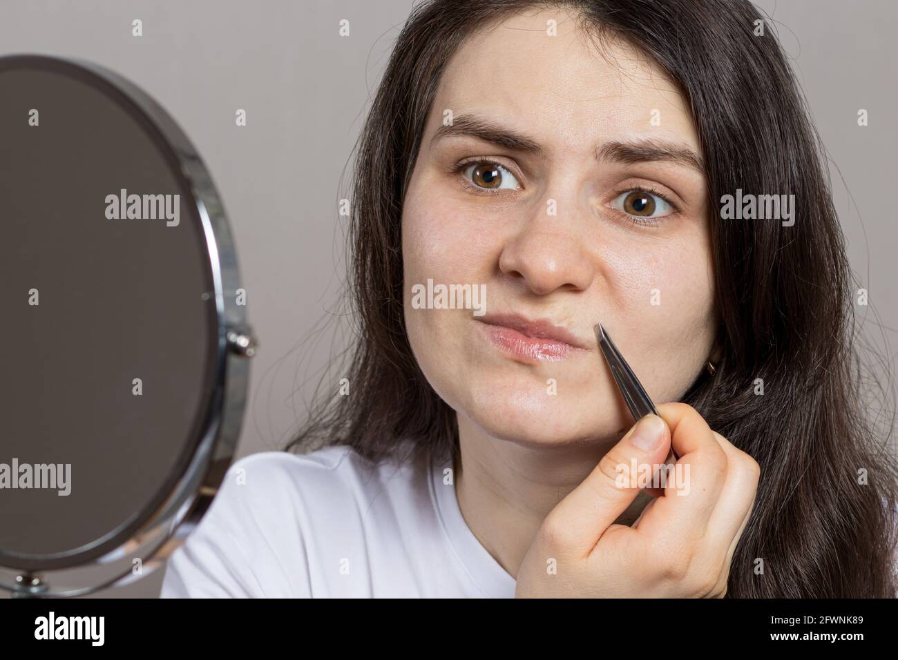 Femme devant un miroir Banque de photographies et d’images à haute résolution Alamy