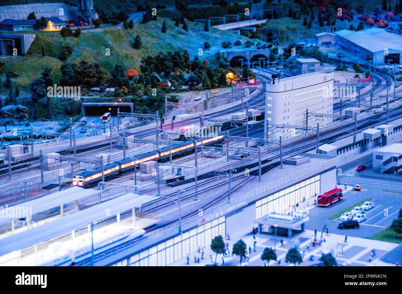 Le modèle de fer à l'SCMaglev et parc ferroviaire, Nagoya, Japon. Montre une journée dans la vie du chemin de fer et est la nuit. Modèle de station de Nagoya. Banque D'Images