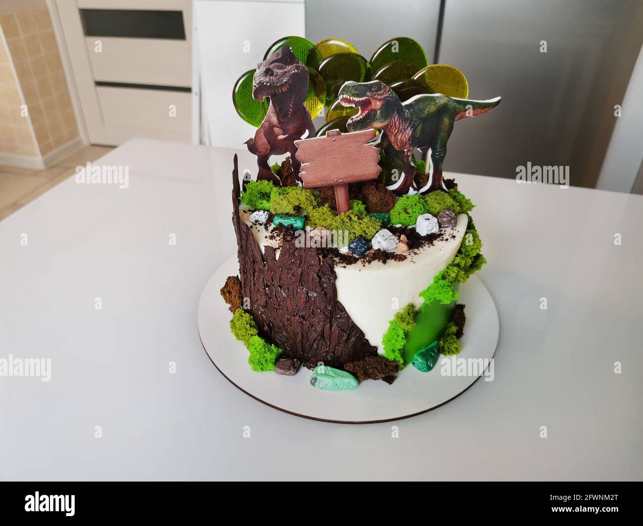 Gateau Doux Au Dessert Avec Deux Dinosaures Stylises Photo Stock Alamy