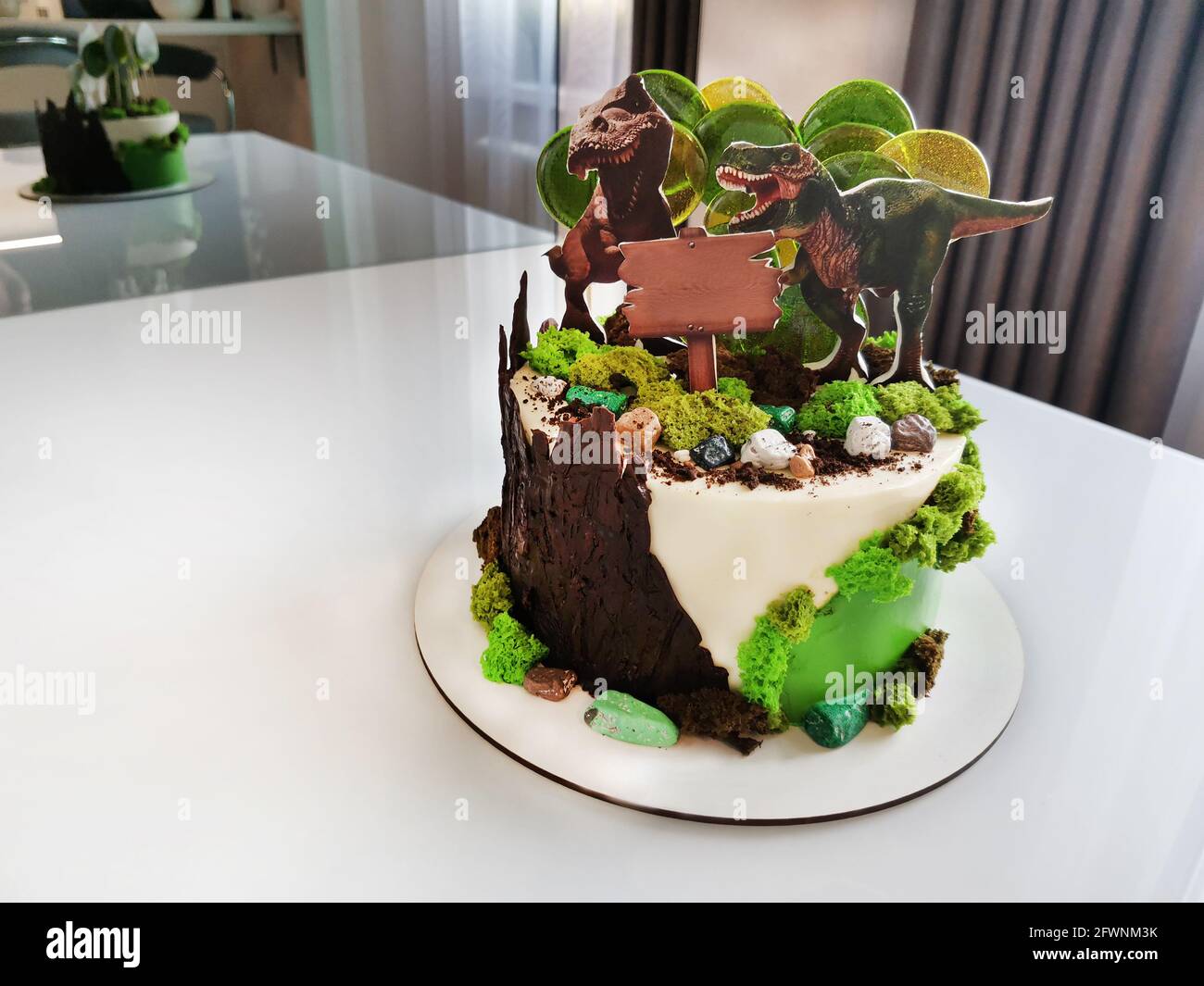 Gateau D Anniversaire Avec Deux Figurines De Dinosaure Sur La Surface Photo Stock Alamy Gateau D Anniversaire Avec Deux Figurines De Dinosaure Sur La Surface Photo Stock Alamy