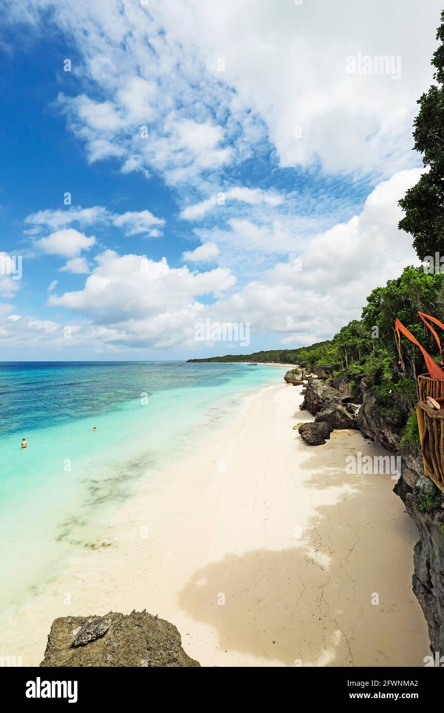 Sable fin de silice blanche et mer turquoise sur la plage de Bira Beach dans cette ville balnéaire du sud, à 190 km à l'est de Makassar ; Tanjung Bira, Sulawesi du sud, Indonésie Banque D'Images