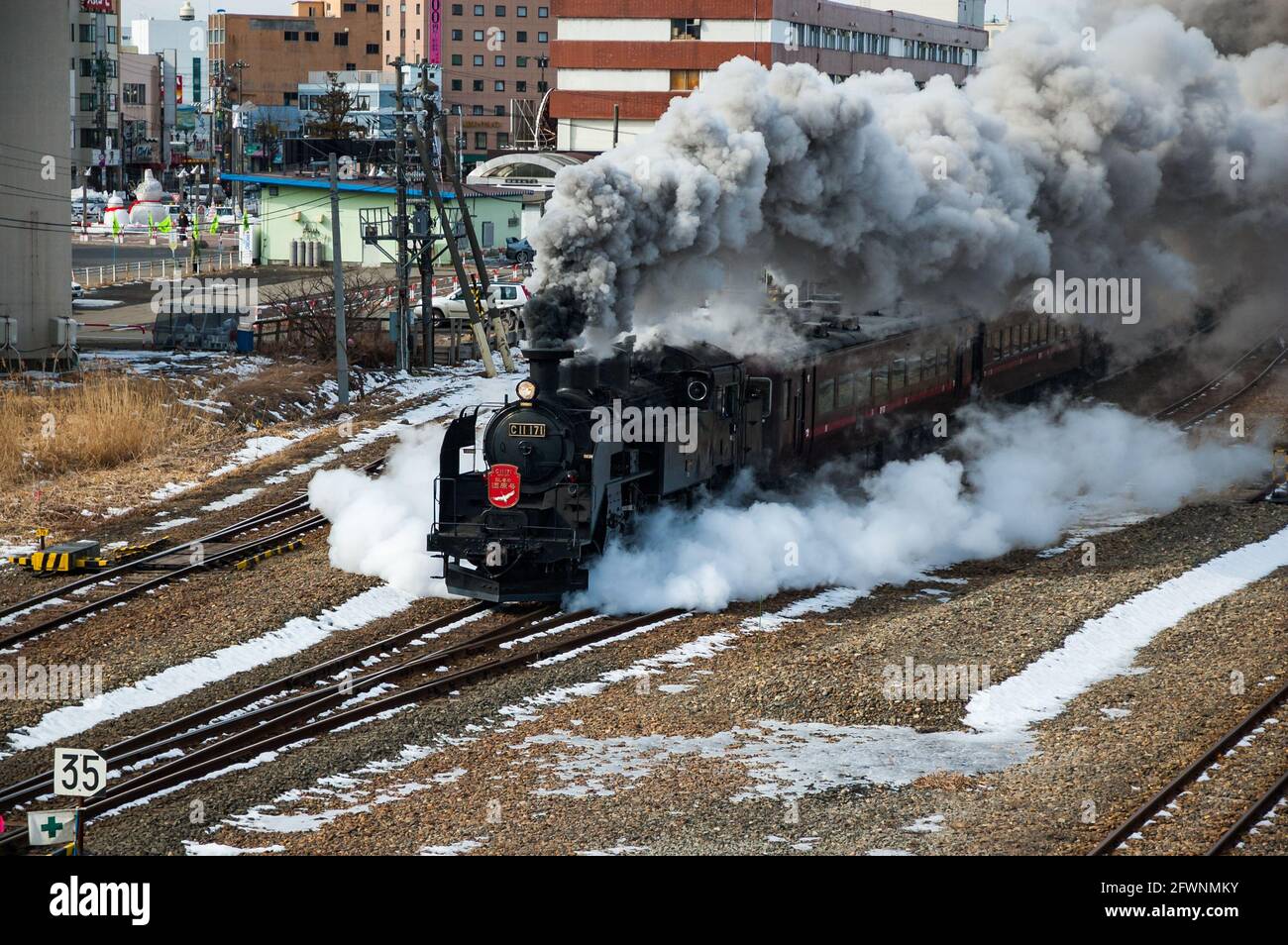 Spécial vapeur japonais Hokkaido en hiver avec une classe C11 locomotive quitte la gare de Kushiro en nuage de fumée. Banque D'Images