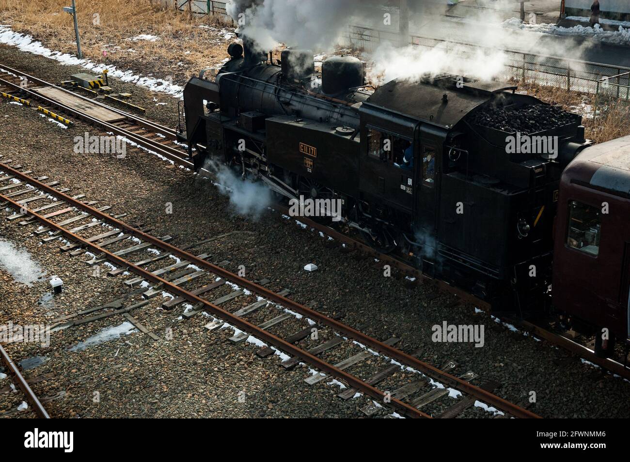 Spécial vapeur japonais Hokkaido en hiver avec une classe C11 locomotive quitte la gare de Kushiro en nuage de fumée. Banque D'Images