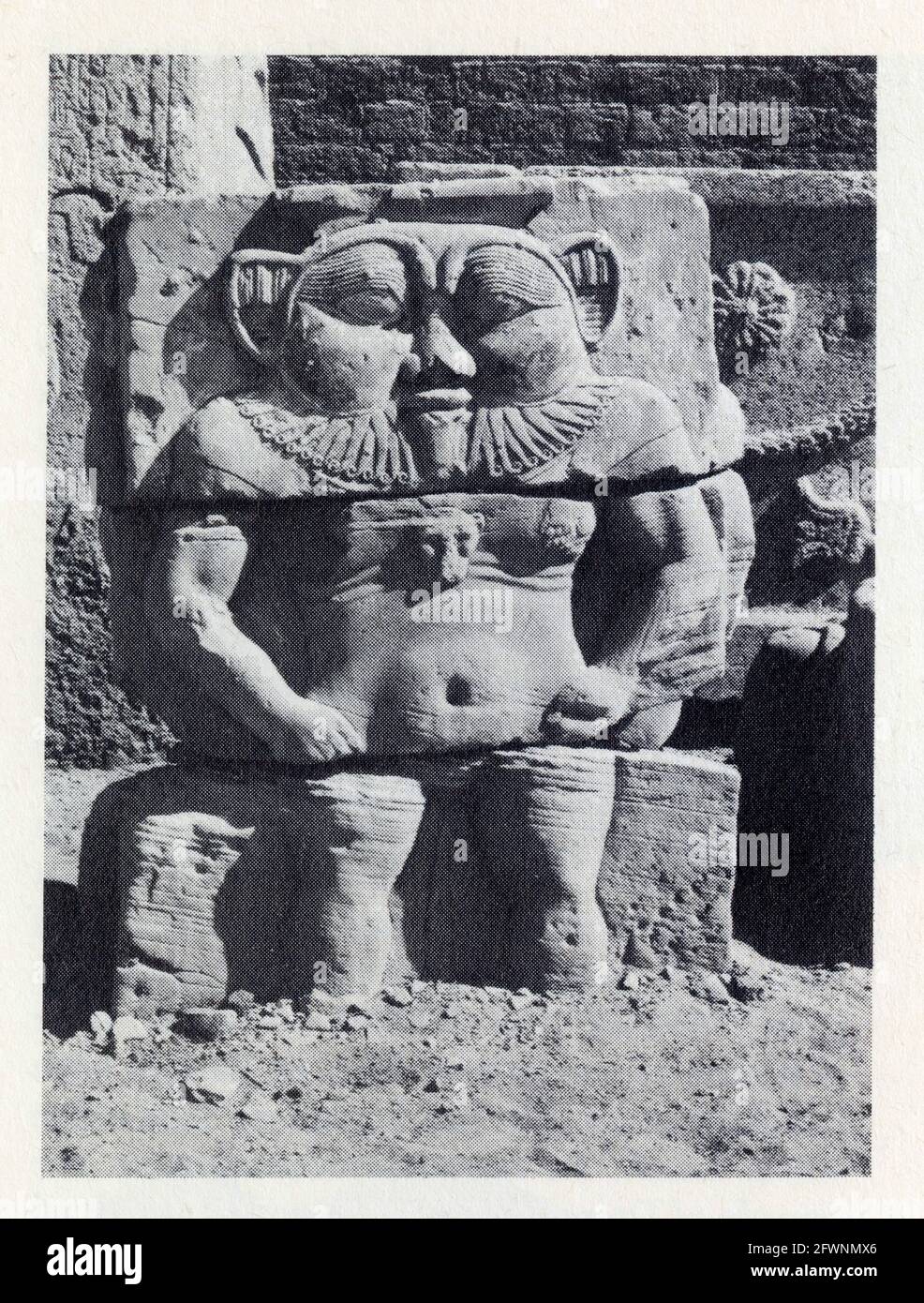 Figure du grotesque dieu nain BES, sculpté dans le grès dans les temenos du temple de Dendera. Période ptolémaïque, après 116 av. J.-C. Banque D'Images