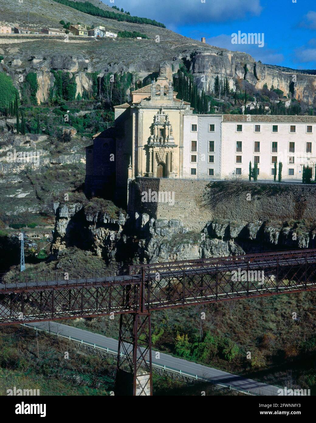 EXTÉRIEUR- VISTA PARCIAL CON PUENTE DE HIERRO EN LA HOZ DEL HUECAR-. LIEU: CONVENTO DE SAN PABLO. BASSIN. CUENCA. ESPAGNE. Banque D'Images