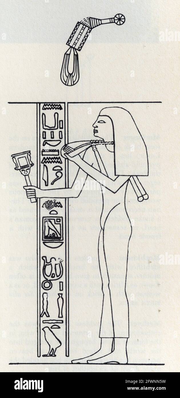 Le Menat, un large collier ou collier, a eu un contrepoids pendant derrière  lui.Voici une prêtresse de la déesse Hathor tient un sistrum à tête de  Hathor Photo Stock - Alamy