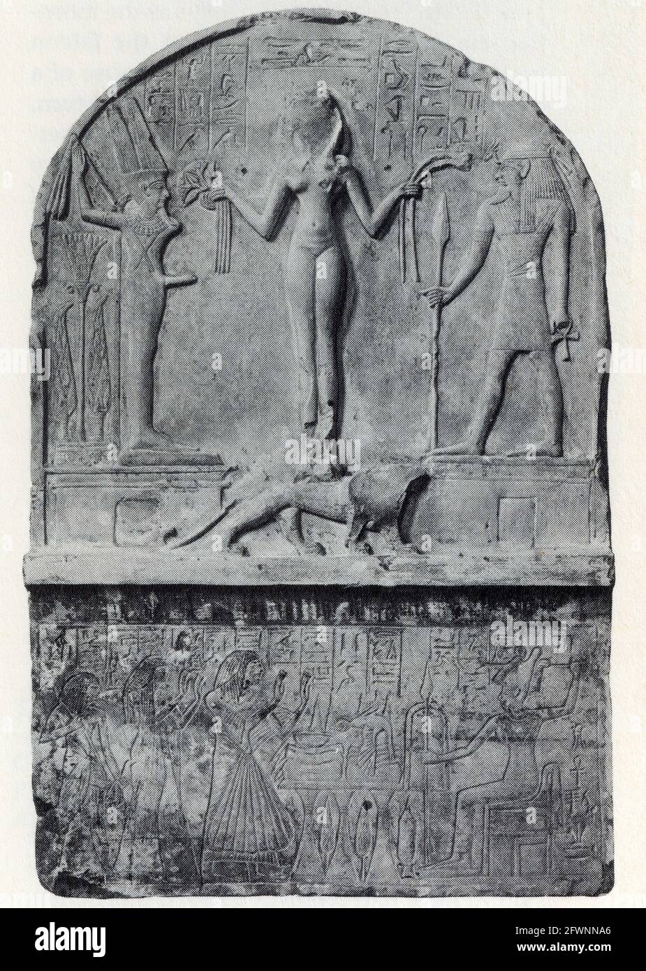 Stèle funéraire avec la déesse syrienne Qadesh debout sur un lion et tenant des bouquets de lotus et de papyrus dans ses mains. Thèbes. XIX dynastie, 1250 av. J.-C. Banque D'Images