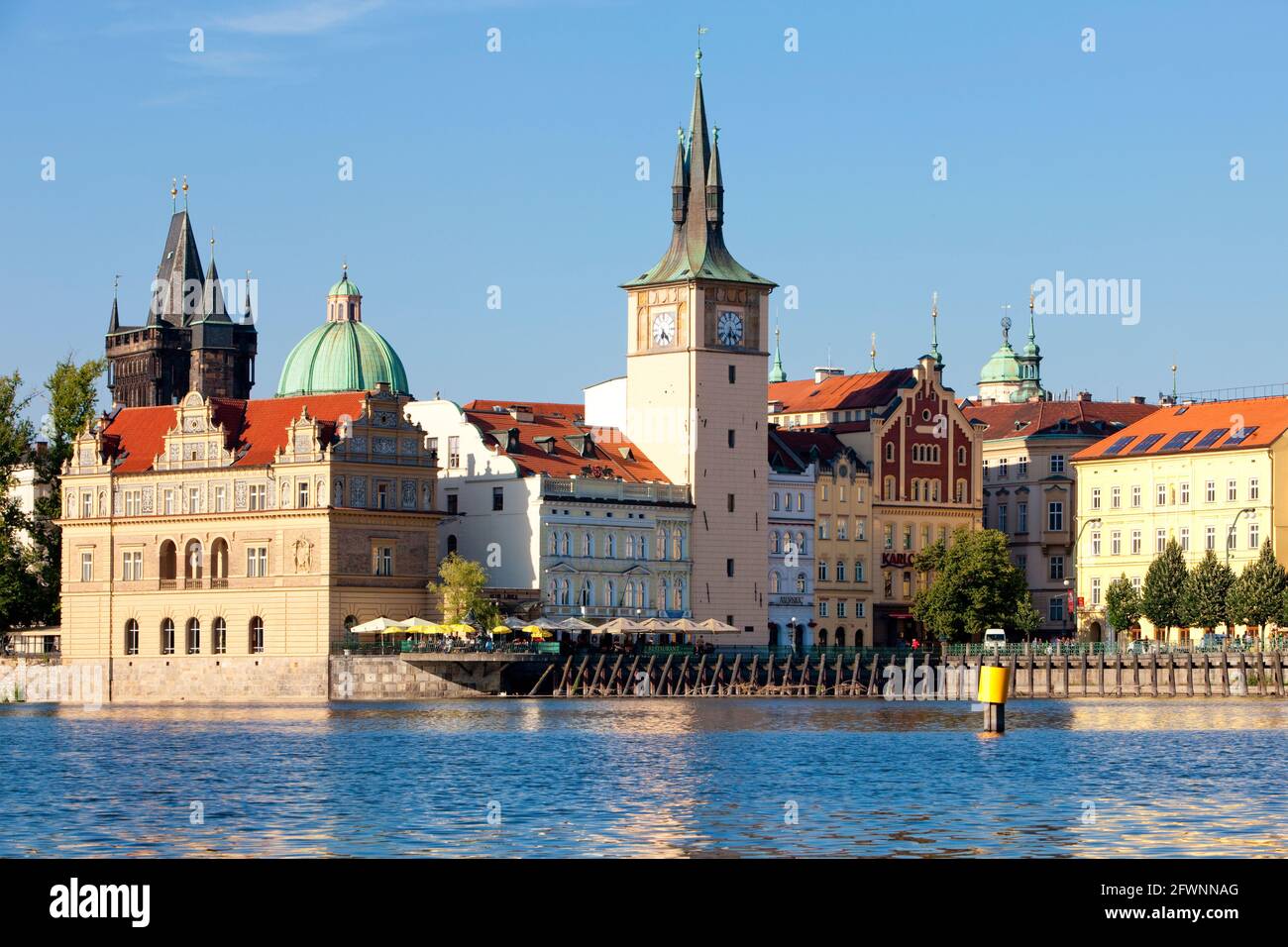 Tchéquie, Prague - les pointes de la vieille ville et les bateaux de loisirs. Banque D'Images