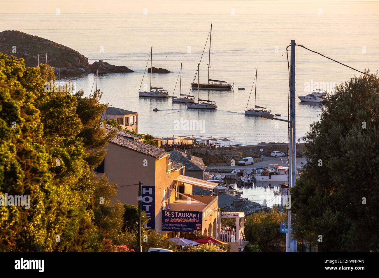 Port de plaisance de Centuri, Corse, au coucher du soleil Banque D'Images