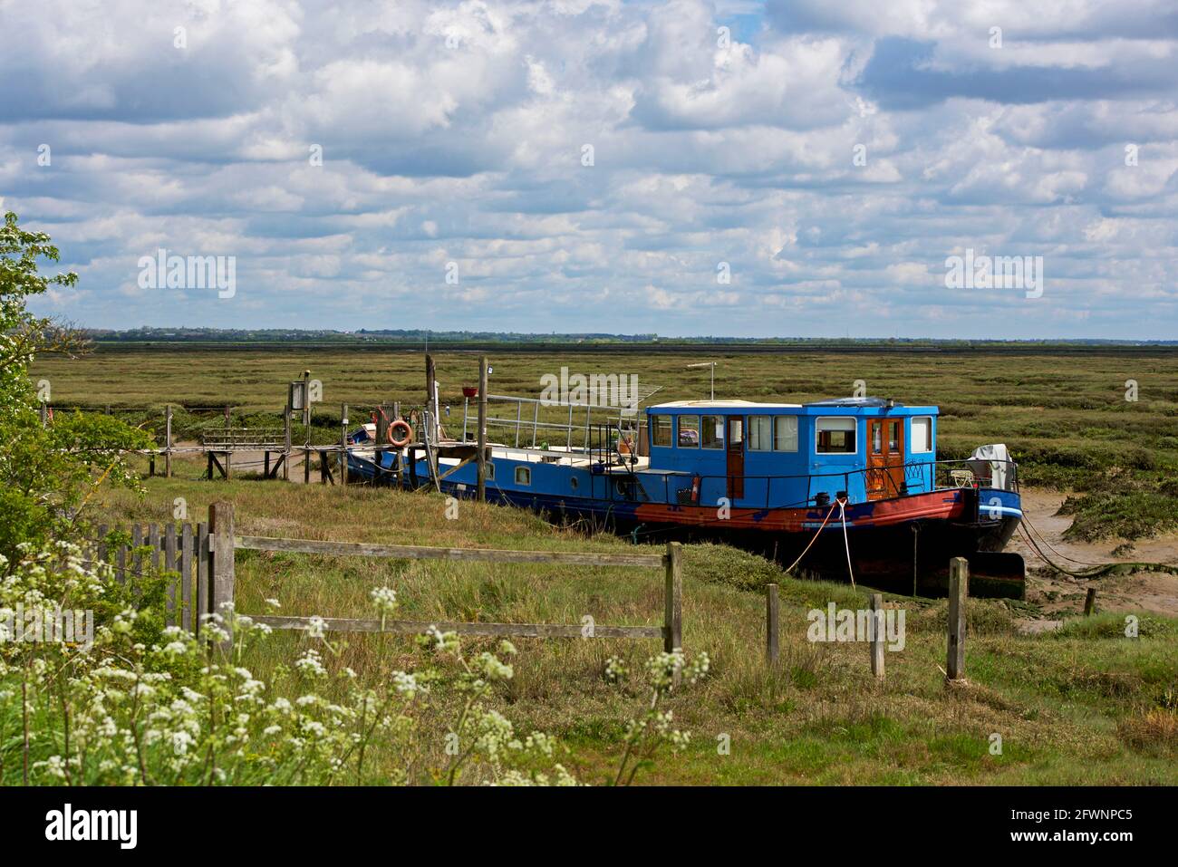 Bateau sur le Saltmarsh, Tollesbury, Essex, Angleterre Royaume-Uni Banque D'Images