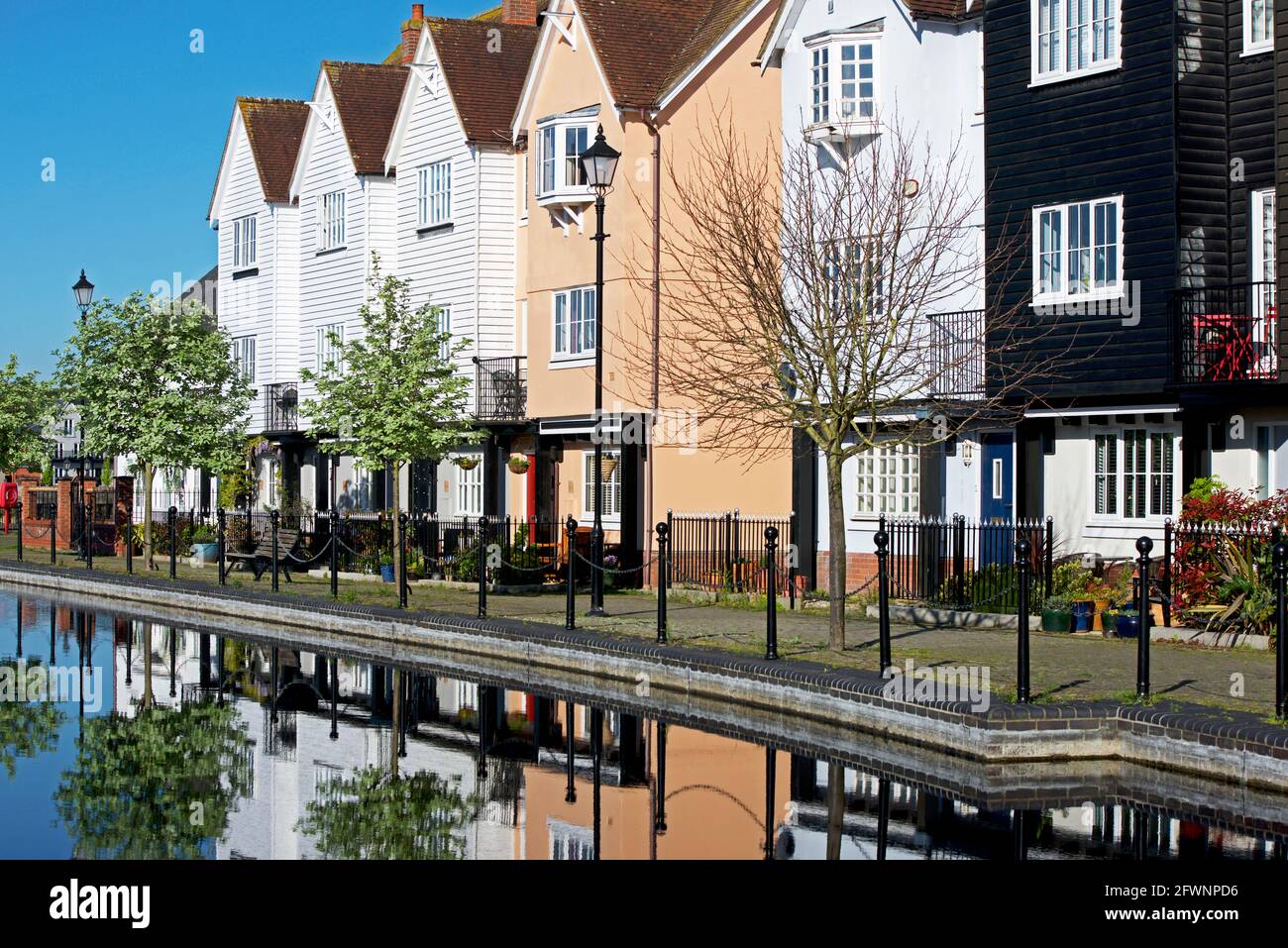 Dockside maisons et appartements à Wivenhoe, Essex, Angleterre Royaume-Uni Banque D'Images