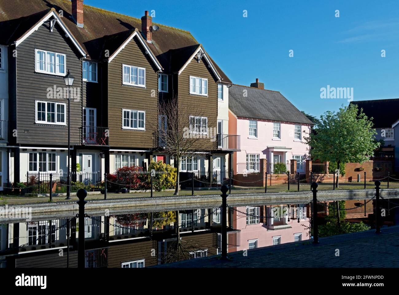 Dockside maisons et appartements à Wivenhoe, Essex, Angleterre Royaume-Uni Banque D'Images