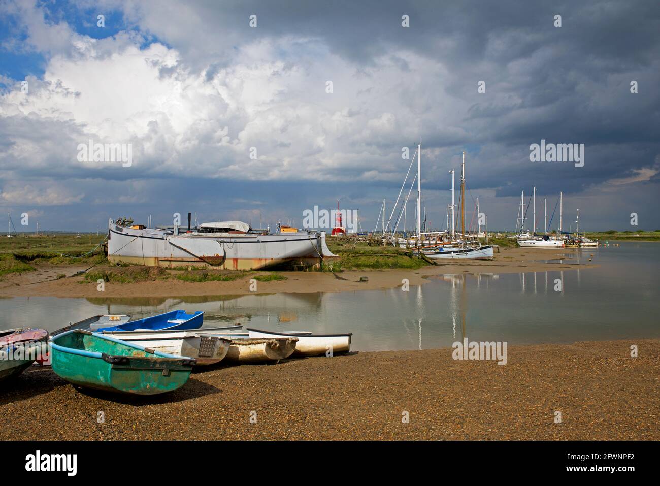 Bateaux sur le marais salant, West Mersea, Essex, Angleterre, Royaume-Uni Banque D'Images
