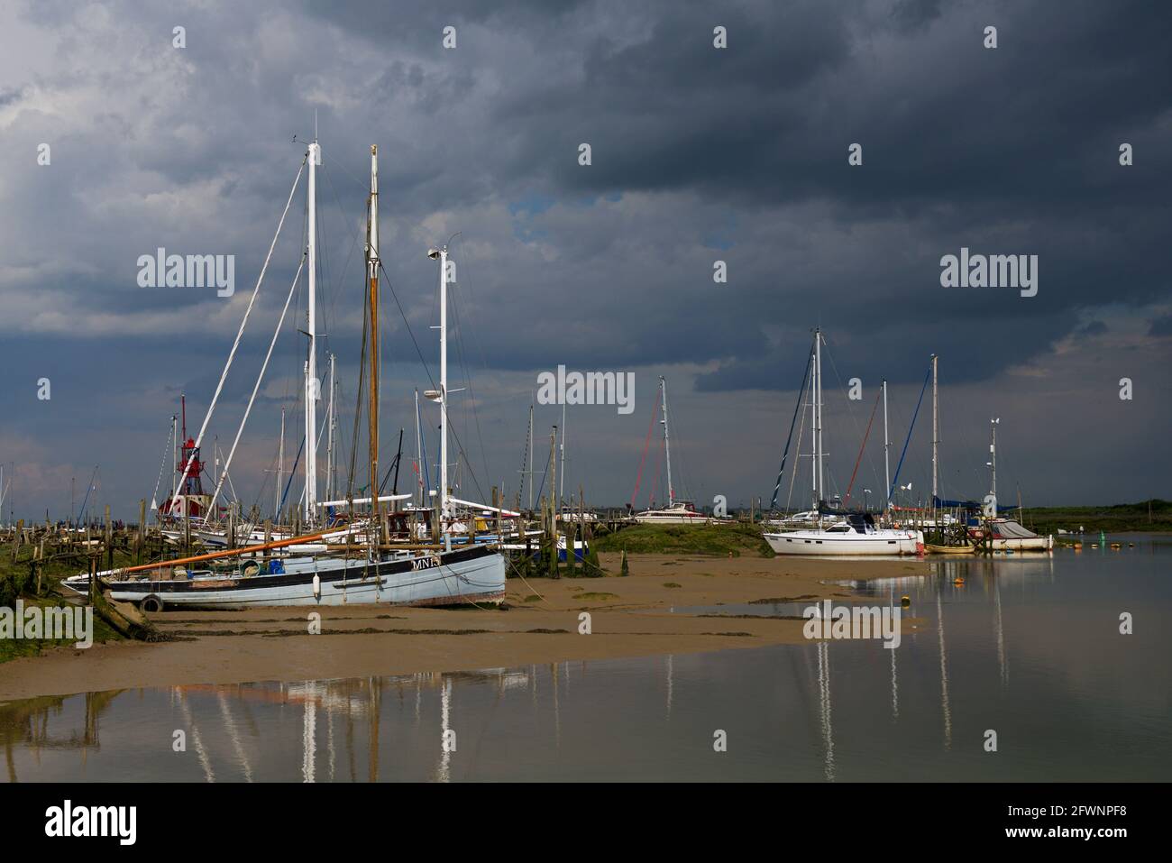 Bateaux sur le marais salant, West Mersea, Essex, Angleterre, Royaume-Uni Banque D'Images