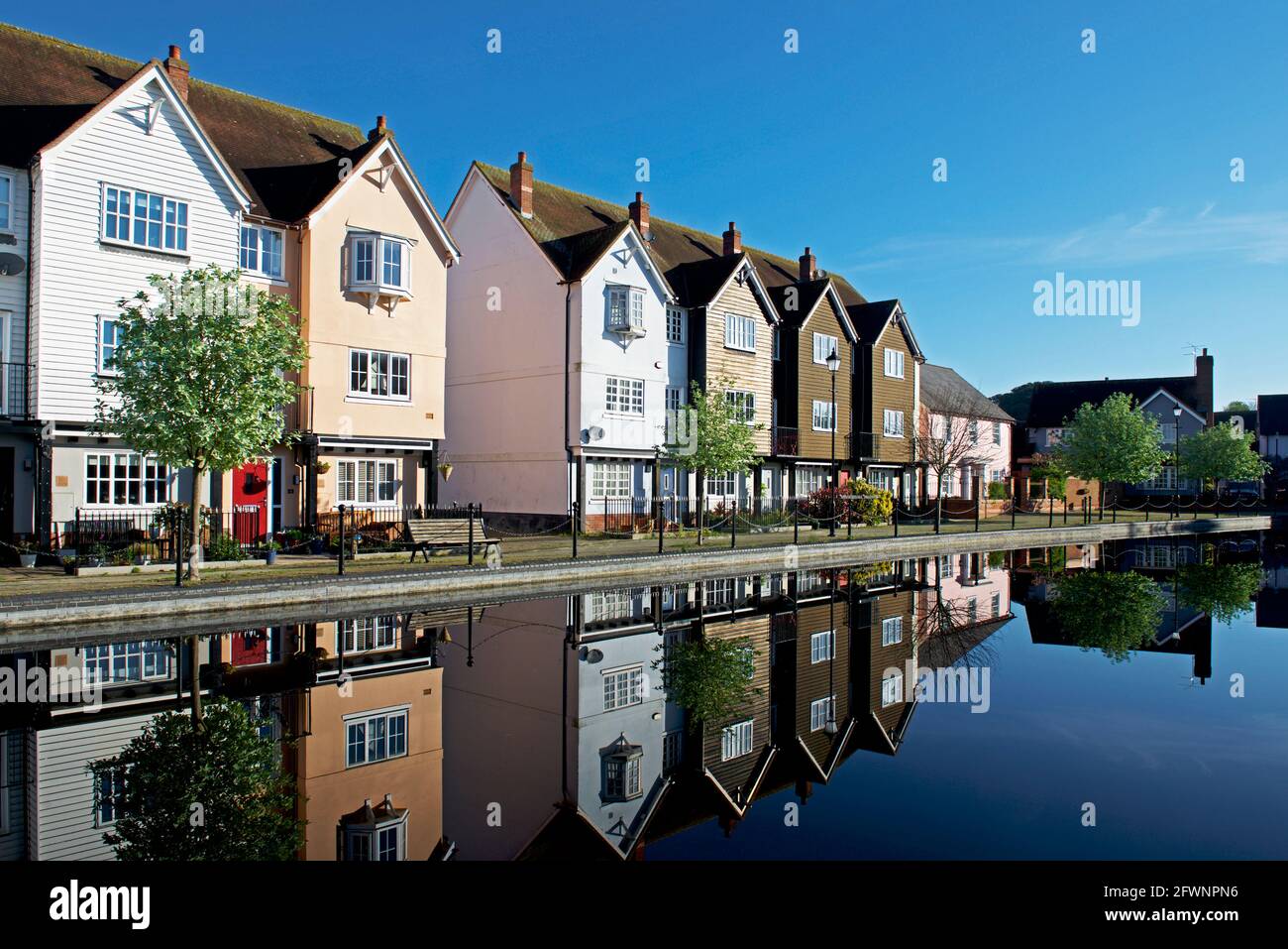 Dockside maisons et appartements à Wivenhoe, Essex, Angleterre Royaume-Uni Banque D'Images