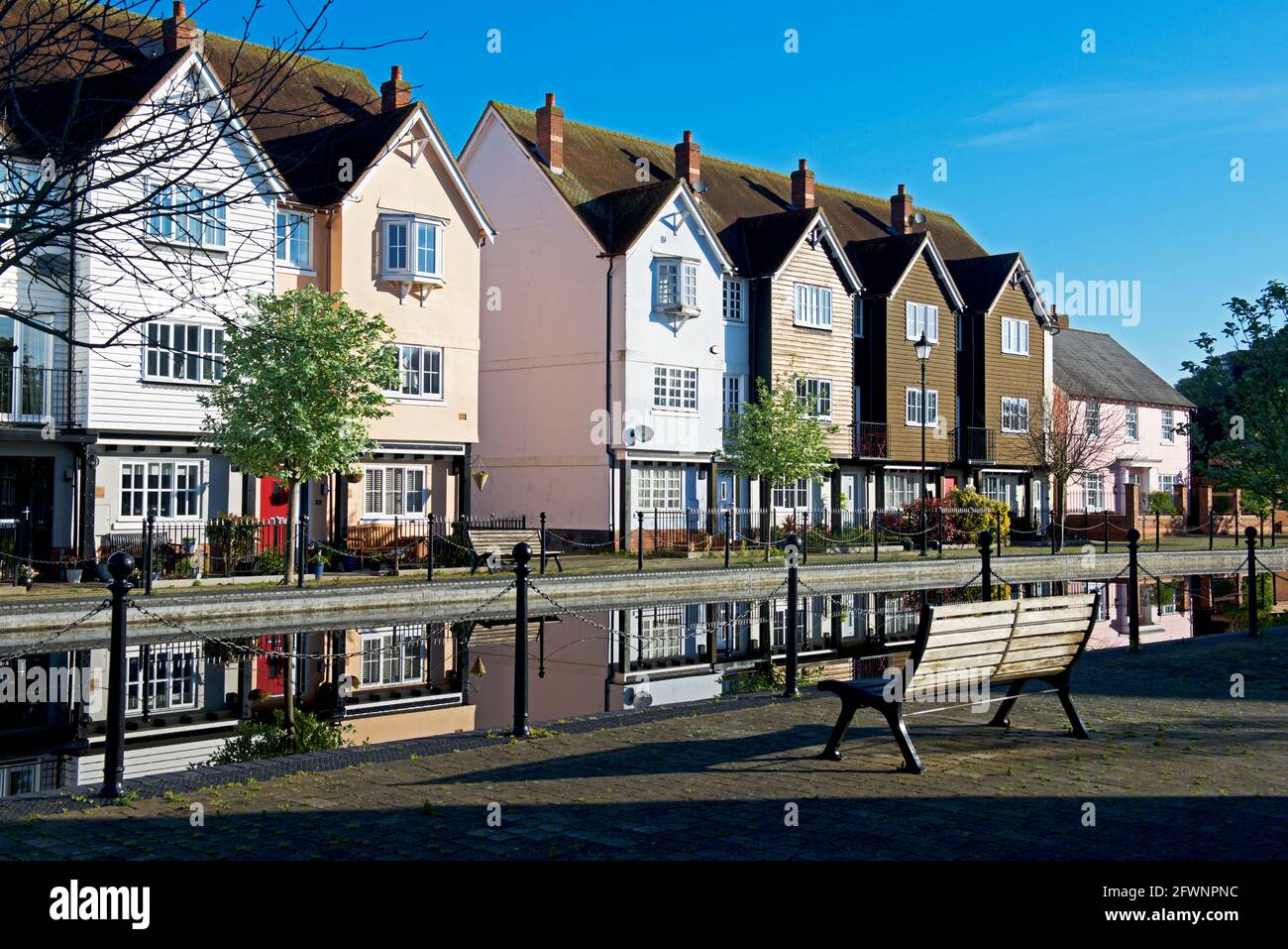 Dockside maisons et appartements à Wivenhoe, Essex, Angleterre Royaume-Uni Banque D'Images