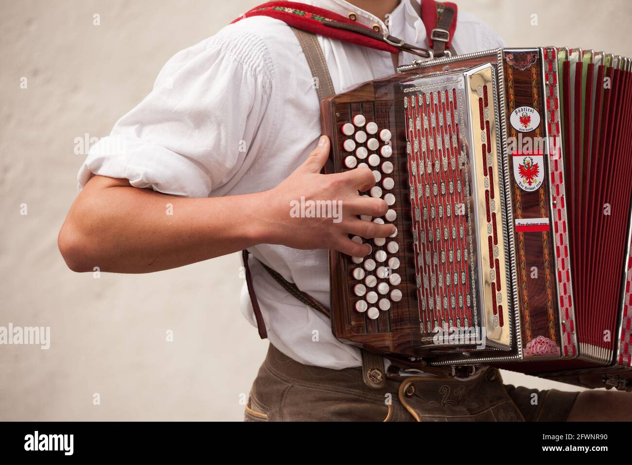 NAZ-SCIAVES, ITALIE - 13 OCTOBRE 2019 : musicien en costume typique lors d'une fête locale d'automne à Val Isarco ( Tyrol du Sud ) Banque D'Images