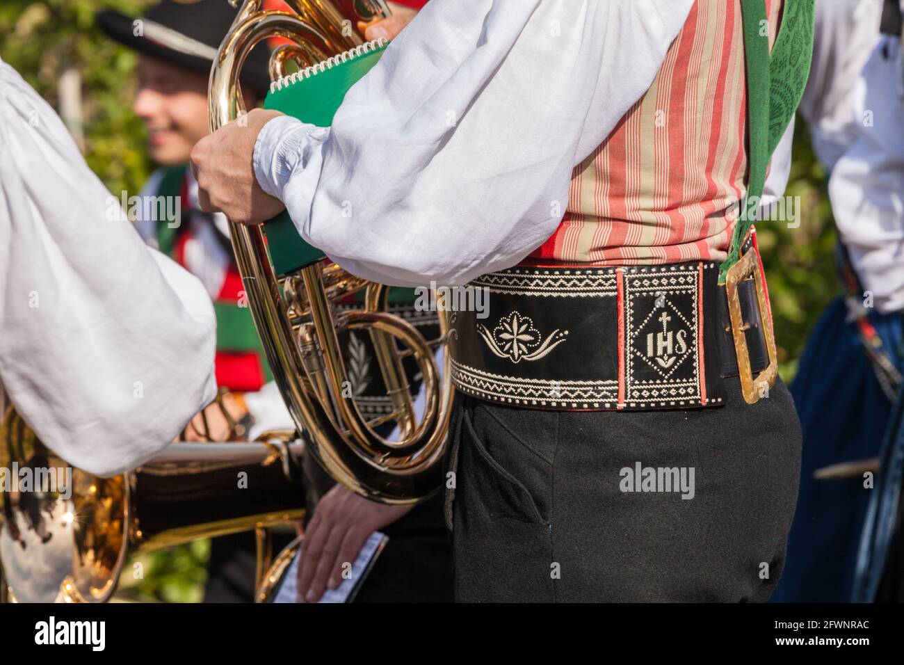 NAZ-SCIAVES, ITALIE - 13 OCTOBRE 2019 : musicien en costume typique lors d'une fête locale d'automne à Val Isarco ( Tyrol du Sud ) Banque D'Images