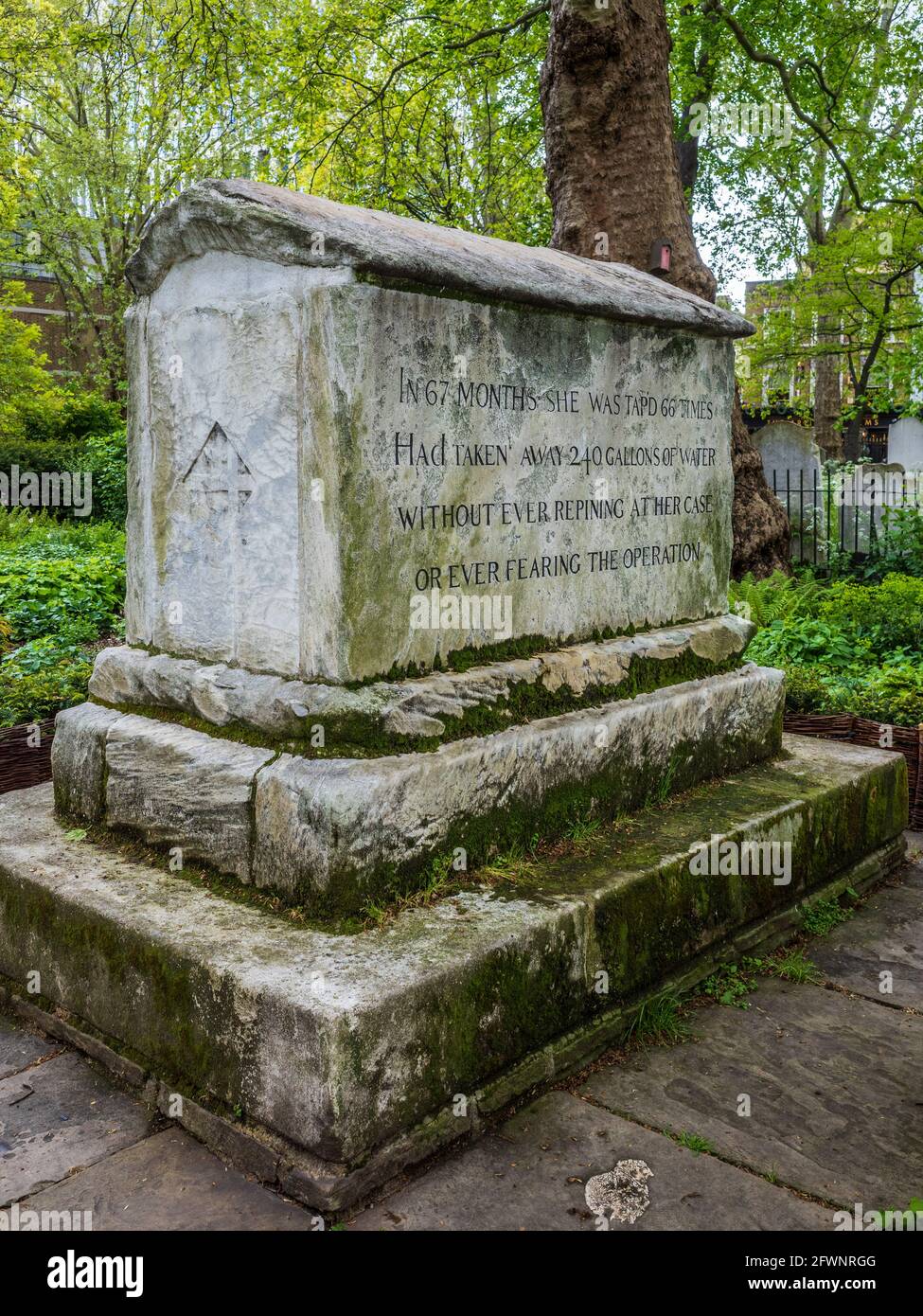 Tombeau de Dame Mary page à Bunhill Fields Burial Ground dans la ville de Londres. Banque D'Images