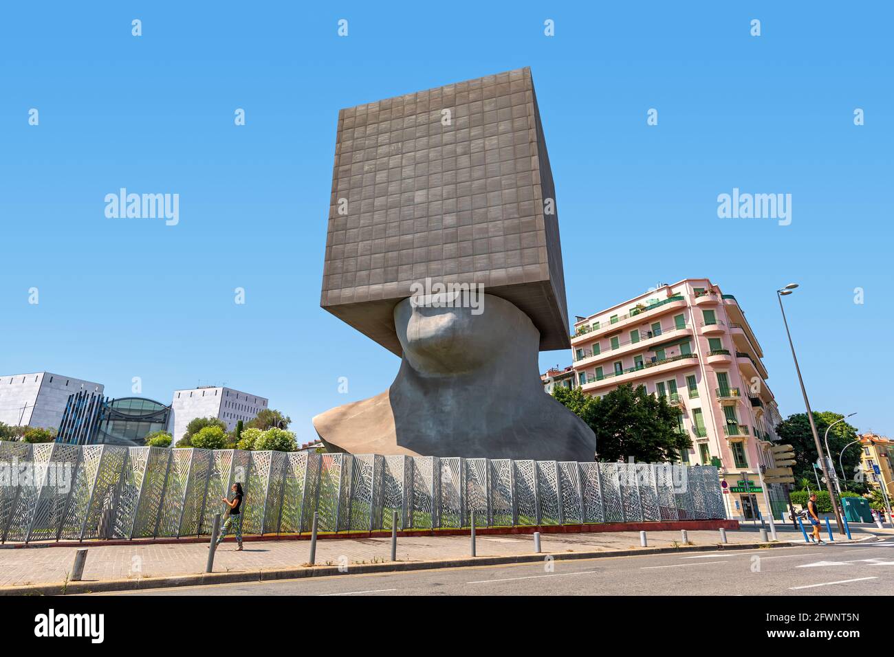 Vue sur la tête carrée sculpture vivante monumentale à Nice, France. Banque D'Images
