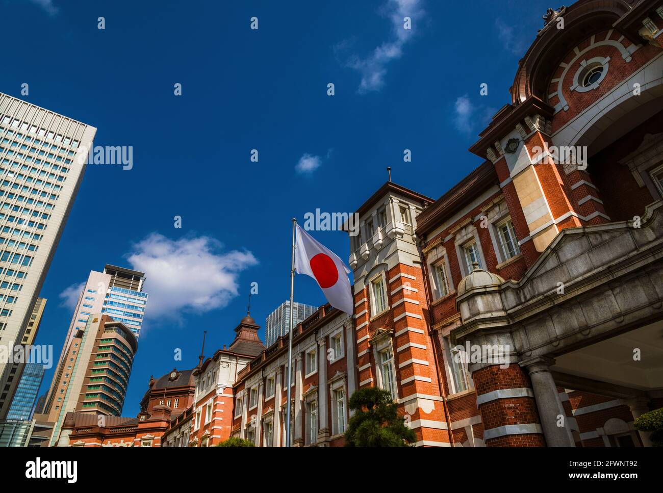 Tokyo Station magnifique façade en brique rouge avec drapeau national japonais Banque D'Images