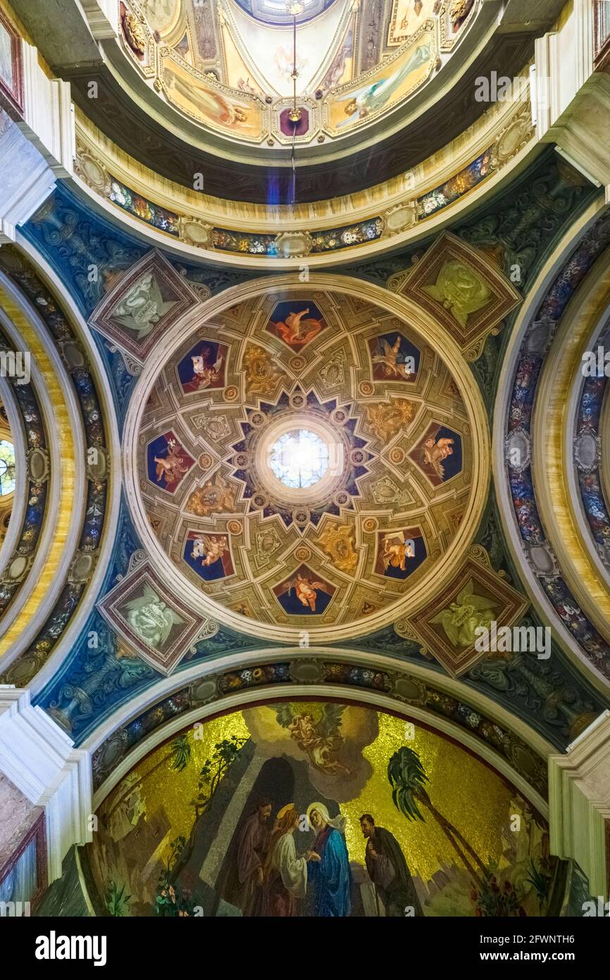 Chambre forte à la décoration intérieure dans le Sanctuaire pontifical de la Sainte Vierge Du Rosaire de Pompéi - Italie Banque D'Images