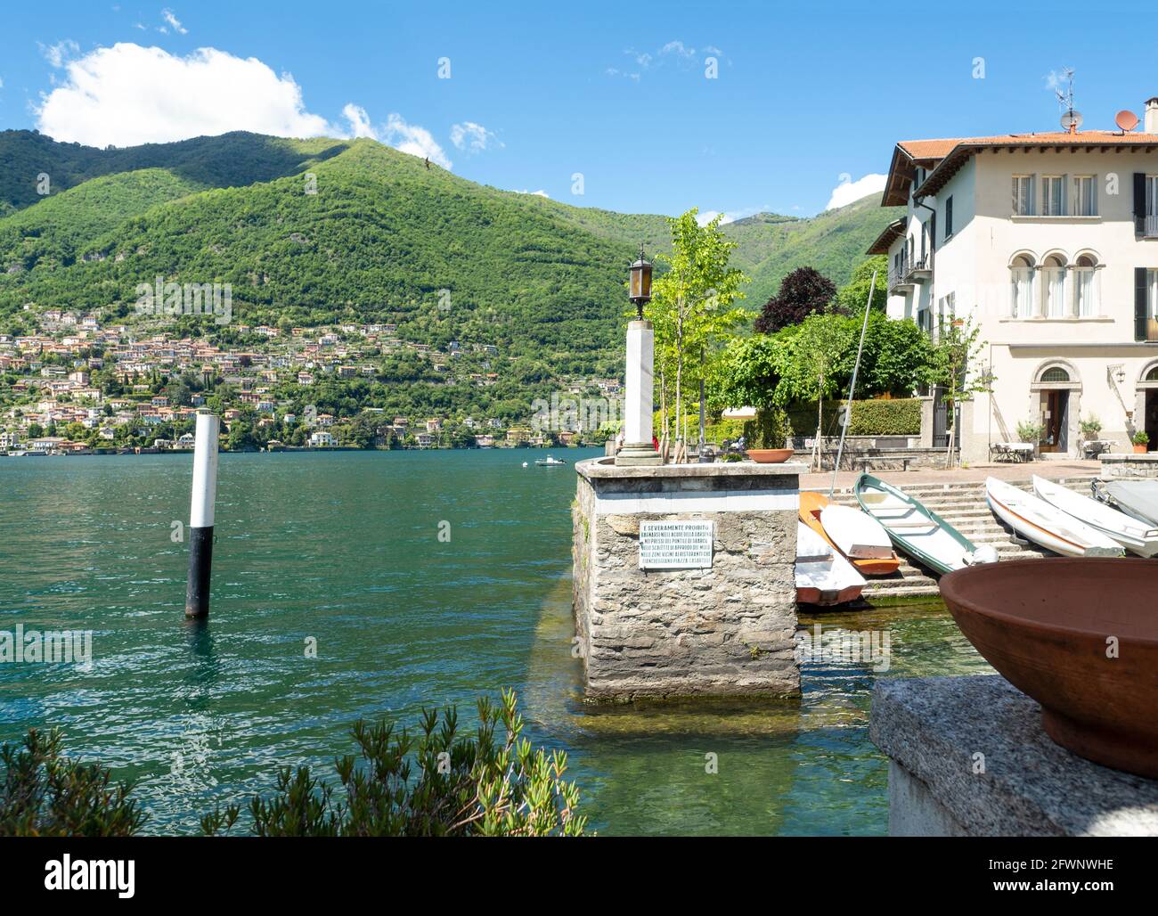 Magnifique paysage d'été sur le lac de Côme dans le soleil jour.Torno, Lombardie, Italie. Banque D'Images