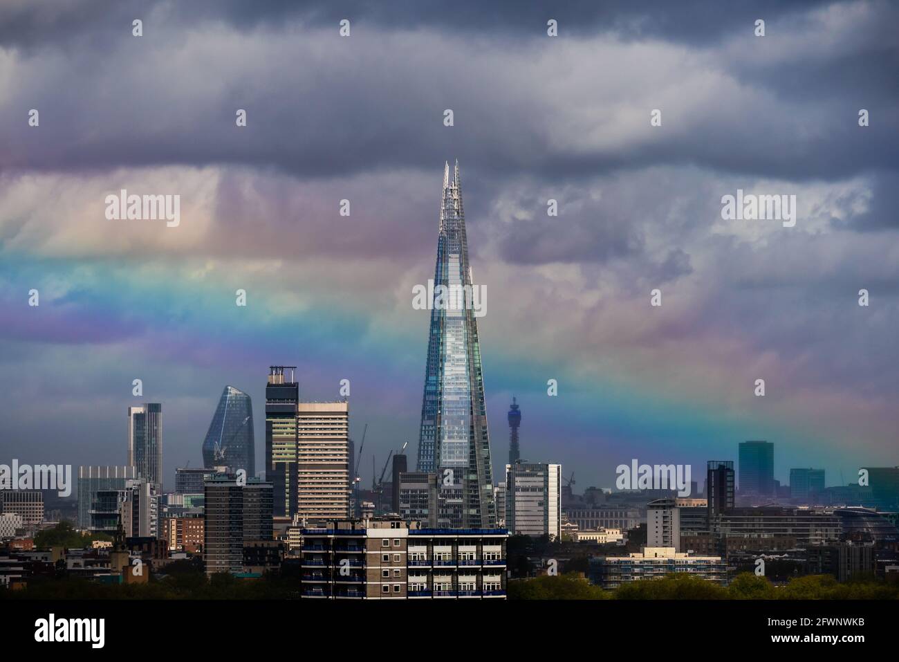 Londres, Royaume-Uni. 24 mai 2021. Météo au Royaume-Uni : un énorme arc-en-ciel se brise au-dessus du gratte-ciel de Shard après une brève tempête matinale. Credit: Guy Corbishley/Alamy Live News Banque D'Images