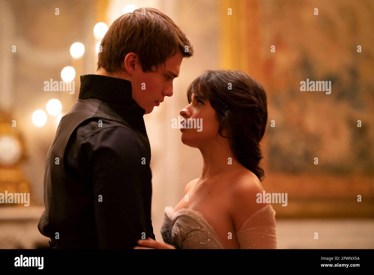 Nicholas Galitzine Est Il En Couple CAMILA CABELLO et NICHOLAS GALITZINE à CENDERELLA (2021), réalisé par KAY  CANNON. Crédit : Columbia Pictures / Sony Pictures Entertainment / Album  Photo Stock - Alamy