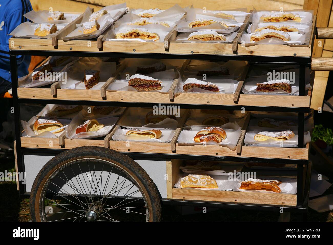 Wagen mit Kuchen und Süßigkeiten in Villnöß in St. Magdalena beim Speckfest und Trachtenfest in den Dolomiten in Südtirol Italien Banque D'Images