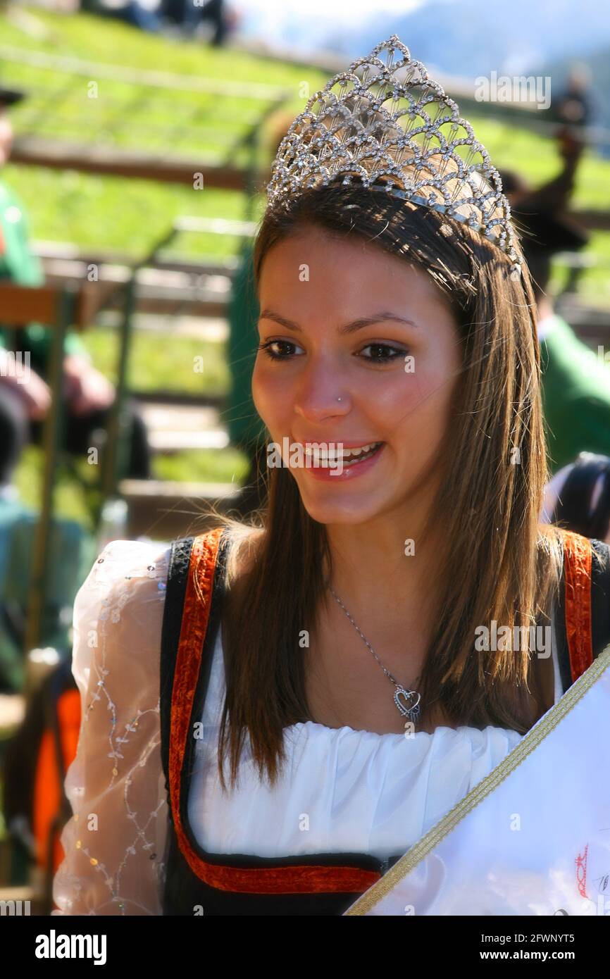 schöne attraktive Frau mit Tracht und Dirndl in Villnöß in St. Magdalena beim Speckfest und Trachtenfest in den Dolomiten in Südtirol Italien Banque D'Images