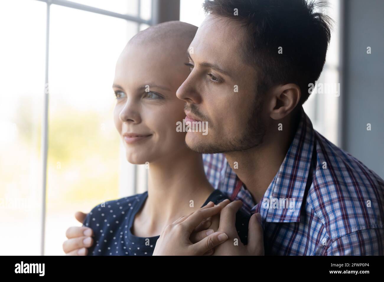 Mari sérieux et pensif qui donne amour et soutien à la femme Banque D'Images