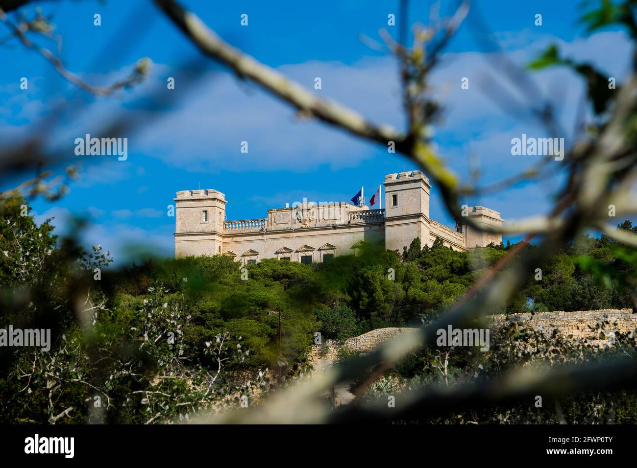 RABAT, MALTE - 02 décembre 2016 : Palais Verdala, résidence du Président de Malte, vu de l'une des branches d'arbres de la forêt de Buskett dans la limi Banque D'Images