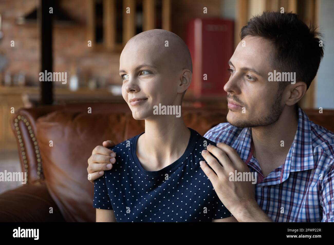 Un mari attentionné qui soutient et fait preuve d'empathie envers une femme sans cheveux Banque D'Images