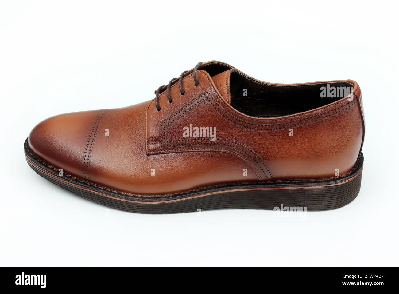 Chaussures classiques en cuir marron pour homme Photo Stock - Alamy